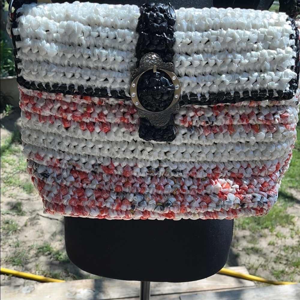 Arny cream coral & black bag. Recycled plastic bags. Artisanal crochet texture - Picture 11 of 13